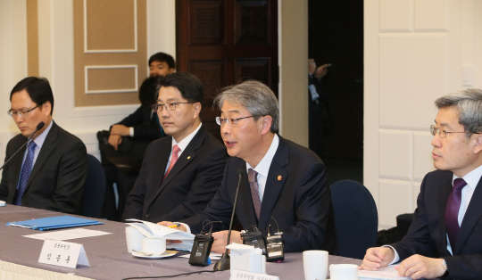 임종룡 금융위원장이 2일 국회 귀빈식당에서 열린 가맹점 카드수수료 인하 당정협의에서 발언하고 있다. 오른쪽 부터 고승범 금융위원회 사무처장, 진웅섭 금융감독원장, 임종룡, 윤창호 중소서민금융 정책관.